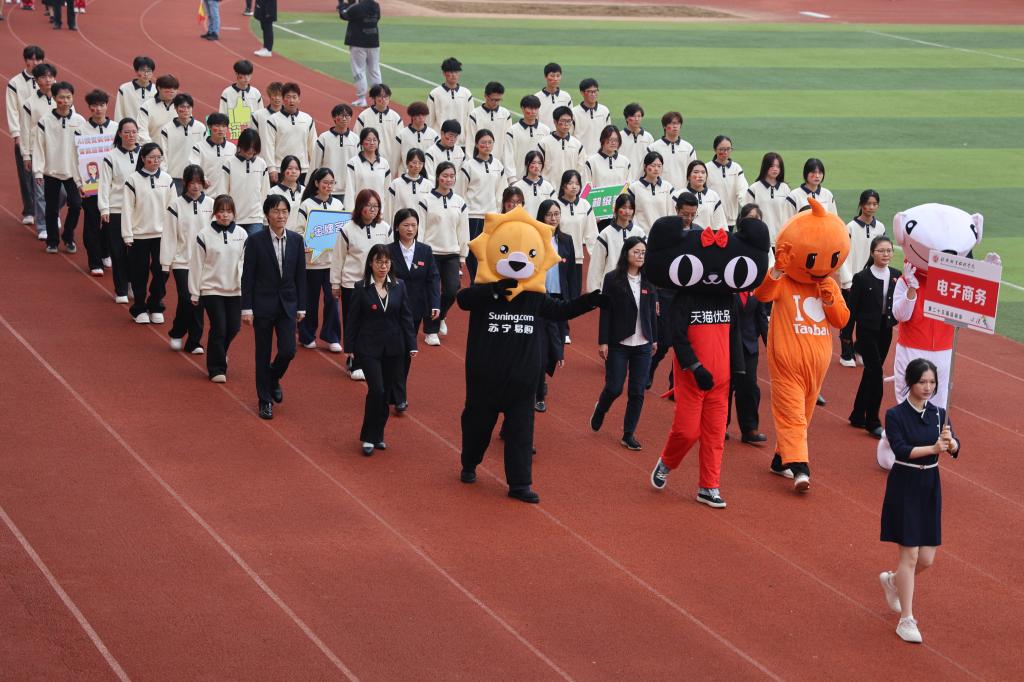 青春巡礼，创意飞扬，直击校运会商学院精彩瞬间
