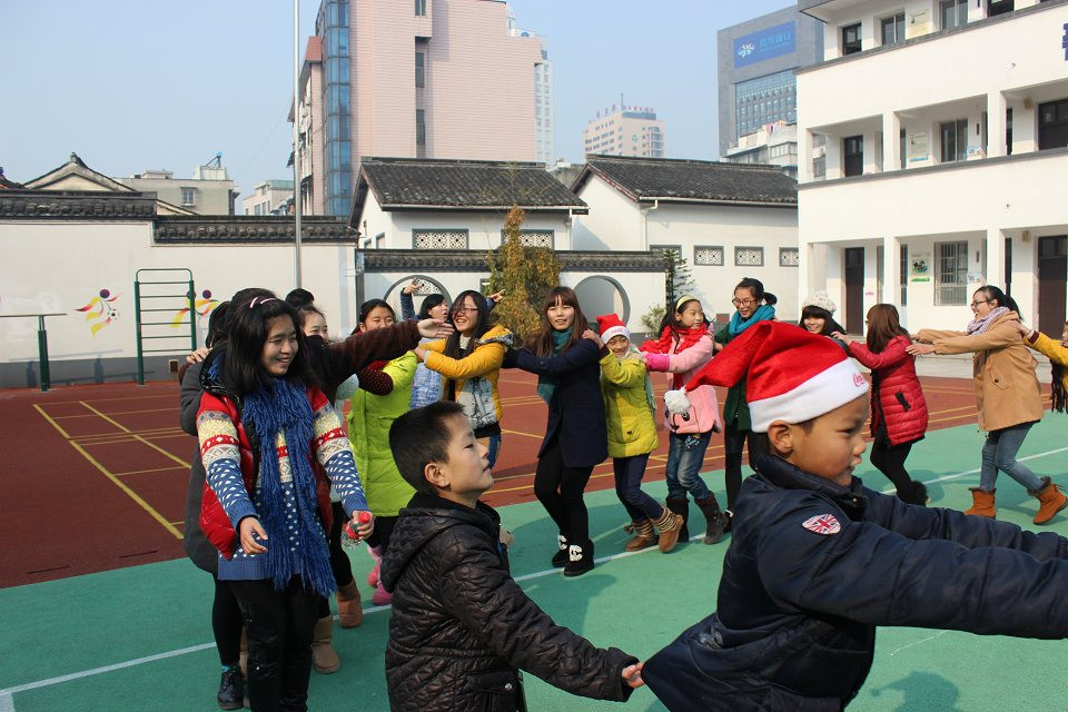 【图文】我院综合素质项目《手语》赴聋哑学校开展圣诞爱心活动